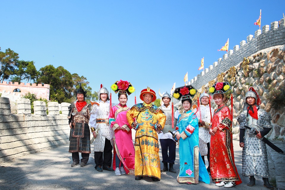 (圖說二)民眾裝扮皇帝或格格於台灣萬里城裡拍照留念