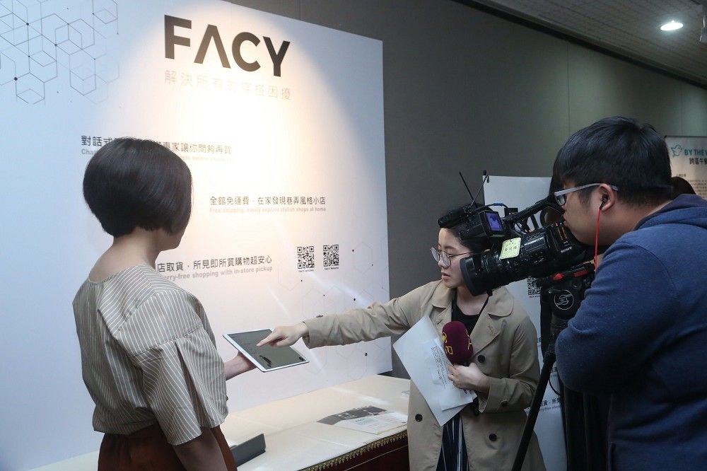 4_日商費西股份有限公司於現場接受記者採訪，展示對話式時尚電商平台服務與特色