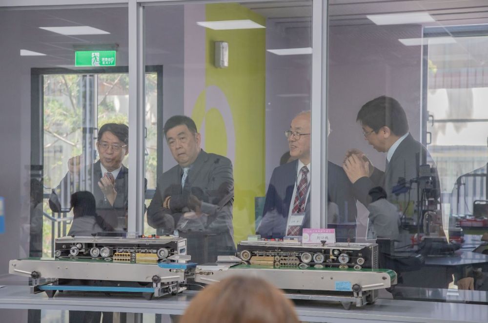 台日委員們看著學生在設備新穎的實驗室上課。