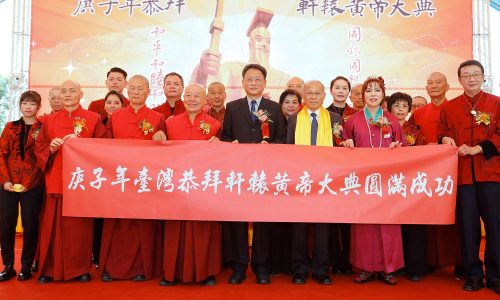 中國國民黨前副主席林政則（右四）擔任主拜官，為民眾健康共同祈福。