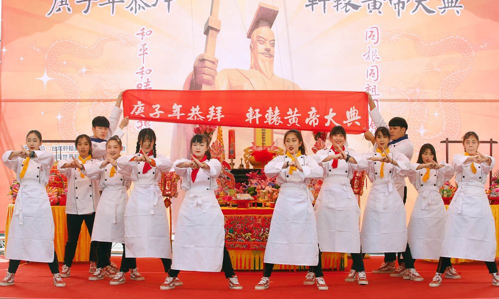 由莊敬高職為典禮帶來特別的「大廚上菜」開場表演，象徵台灣經典的「辦桌」拜祖文化。