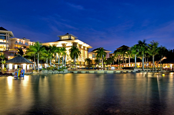 -帝國酒店Empire Hotel & Country Club Brunei-夜景_shutterstock_32139136_W580H385