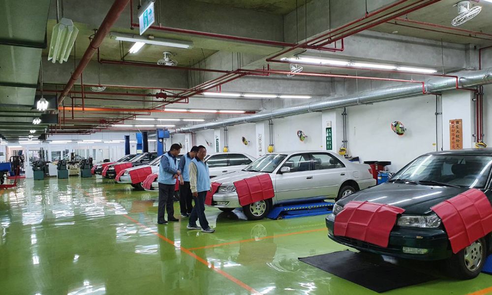 大誠高中的汽車修護實習工廠、配置了全新實習車輛，學習環境寬敞。