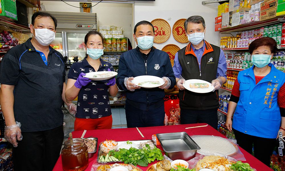 侯市長訪視幸福創貸新住民頭家 做春捲也送祝福。