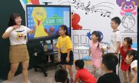 芝蔴街美語透過遊戲融入教學，讓孩子更容易接受和學習吸收。（芝蔴街美語提供）