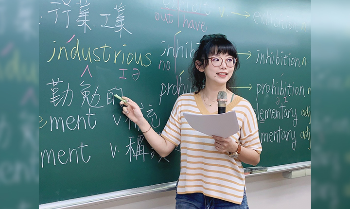 來自劉毅英文新制多益課程的黛西老師，在教授多益方面已經有八年的經驗。