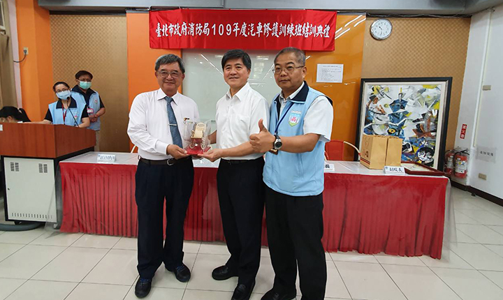 大誠高中李顯榮董事長（左一）張德宏校長（右一）致贈紀念品於吳俊鴻局長（中）。