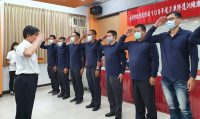 臺北市政府消防局吳俊鴻局長（左）為消防同仁們頒發結訓證書。