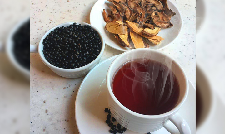 黑豆茶可清熱祛火，飯前飯後飲用都不違和。
