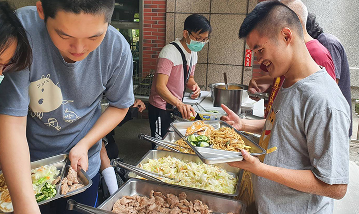 江雁塘餐車服務項目多元，此次外燴便是以自助餐的形式進行，讓身障朋友方便用餐。