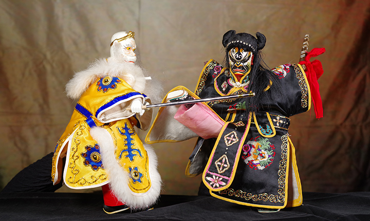亦宛然掌中劇團傳承經典技藝，戲偶精美，為台灣代表性布袋戲劇團。
