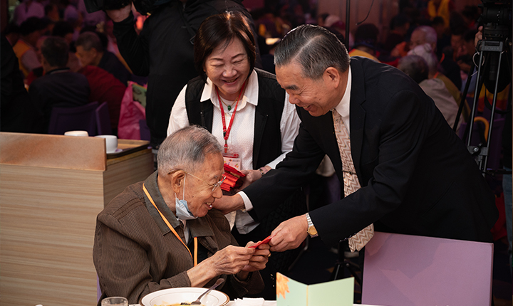 台北仁濟院總院長李龍騰親自發紅包給大哥、大姐們，要他們年年都來相聚。