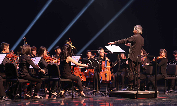 台灣絃樂團首席譚正臺藝大弦樂團演奏柴可夫斯基弦樂的小夜曲終樂章。