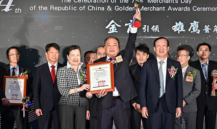 世紀離岸風電設備股份有限公司董事長賴文祥（中）榮獲優良商人獎。