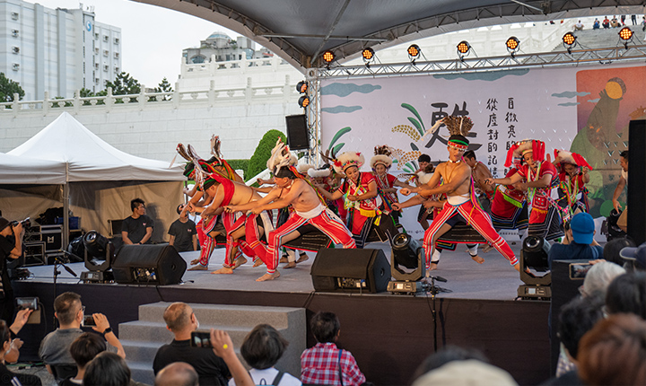 中正紀念堂每年辦理大型原住民戶外演出，推廣多元文化。