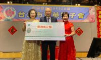 劉毅於台北市菁英獅子會所舉辦的春酒活動捐出新台幣10萬元做為公益基金。