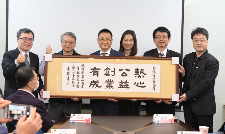 書法家連勝彥大師提筆祝賀3點1刻30週年生日快樂,朱俊宏 董事長 及夫人張嘉鎂 (中)日月潭青年活動中心 總幹事柯經一(左一)台中市 令狐榮達 副市長(左二)台中市榮譽指導員協進會 張文忠 會長 (右一)全國商業總會 戴中興 副秘書長(右二)於活動會場合影。