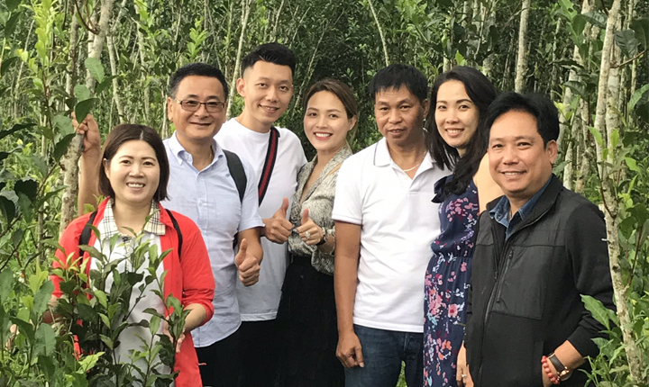 朱俊宏（左二）團隊帶領越南代理商參訪茶園。