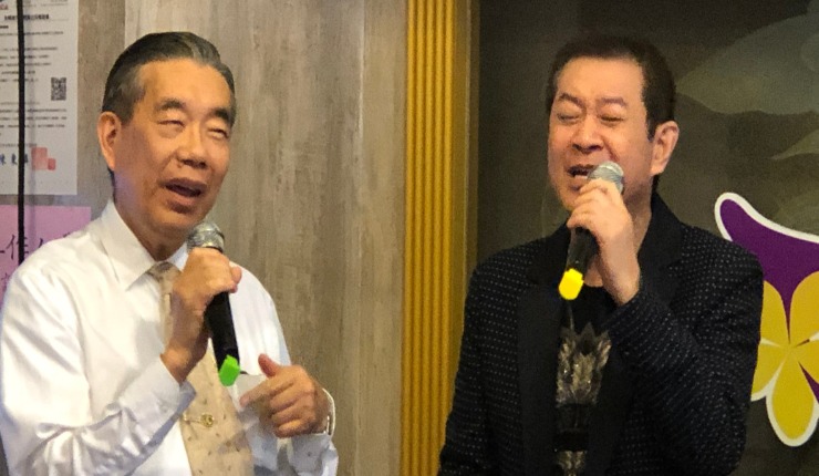 台北仁濟院總院長李龍騰（左）與台語歌王蔡小虎，兩人拿麥克風、唱開了。
