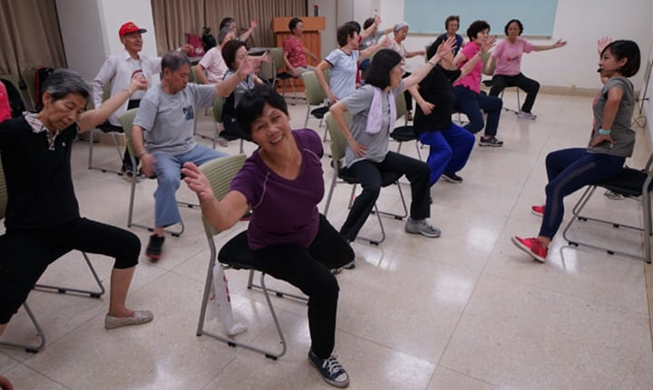 專業師資專門設計的健身操，讓年老者坐在椅子也可以動更開心，越動越健康。