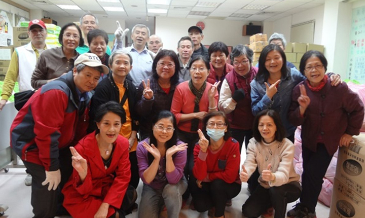 台北仁濟院食物銀行志工感情好，資深志工不少。董晶（第一排左一）在台北仁濟院已任職8年了。