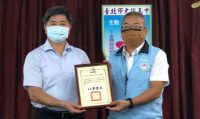 消防局局長吳俊鴻（左）特別頒發「感謝狀」給台北市文山區大誠高中，感謝學校傾力教導打火弟兄，連兩年成績斐然。