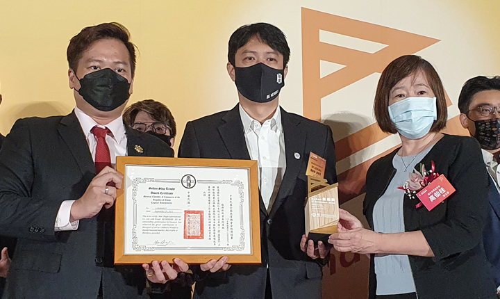 展逸國際企業張憲銘董事長(中)以多元化運動體驗服務平台獲獎。