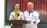 「馬來西亞房地產銷售生民智雅公司」董事長陳光民（左）也是學員，上台秀成果，劉毅絲毫不馬虎，要她在演講台上盡情發揮。