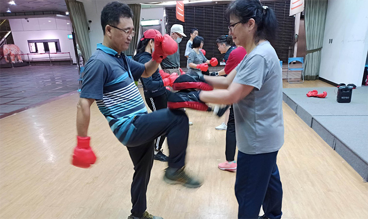 針對高齡者設計的「全方位拳擊有氧」，藉由有氧運動課程讓年長者越動越健康。