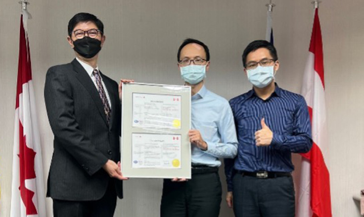 鋒形科技通過「TCIC環奧國際驗證公司」的驗證,未來將持續透過符合ISO標準的PDCA(循環式品質管理),強化企業資訊安全,由左至右分別為:TCIC環奧國際驗證公司品質經理吳家麒、鋒形科技執行長李佳鴻、鋒形科技營運長杜俐芊。(照片來源:鋒形科技提供。)