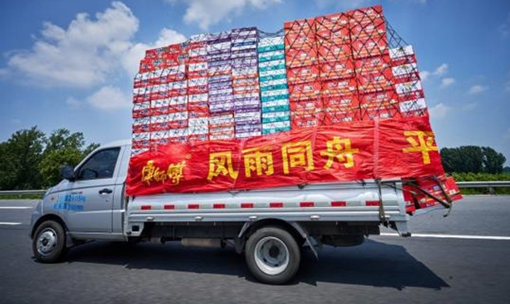上海抗疫的過程中，康師傅向上海醫院、政府、學校等單位提供速食麵、飲用水、飲料等物資，總價值超過百萬。（康師傅提供）