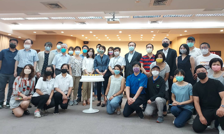 防疫不忘幫新創打氣！黃珊珊副市長為臺北創新實驗室6歲生日切蛋糕祝賀！