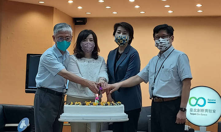 臺北市副市長黃珊珊（右二）、臺北創新實驗室執行長黃晨淳（左二）為臺北創新實驗室6歲生日派對切蛋糕祝賀。