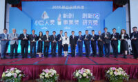 第25屆小巨人獎與經濟部王美花部長(前排左9)及中小企業處何晉滄處長(前排左10)合影。
