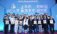 第29屆中小企業創新研究獎與經濟部王美花部長(前排左5)及中小企業處何晉滄處長(前排左6)。