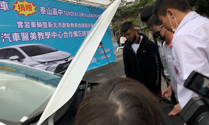 捐贈儀式剛結束,泰山高中學生也對這輛百萬名車很好奇,立刻打開引擎蓋仔細觀察。