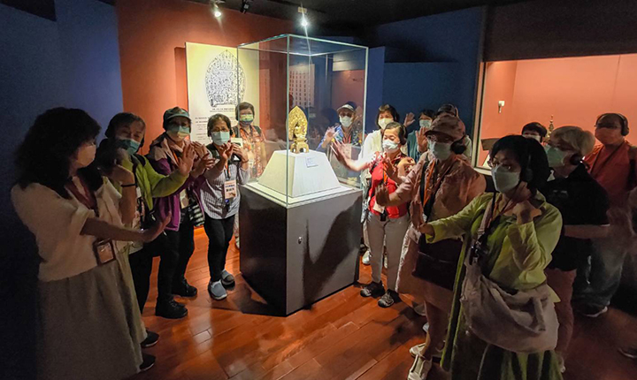 台北仁濟院與國立故宮博物院攜手推出「故宮尋寶趣」課程，讓長者透過親近古文物，在藝術創作活動中發揮潛能與創造力。（圖片來源：台北仁濟院提供）