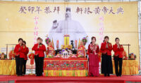 由桃園黃帝雷藏寺春蓮教授師帶領眾禮生進行拜祖大典，體現了對中華傳統宗族禮儀及文化的傳承。