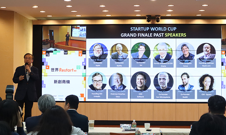 TXA創業家私董會創辦人 徐竹先 跟與會現場貴賓說明Startup World Cup(SWC)全球最大新創世界盃競賽內容。