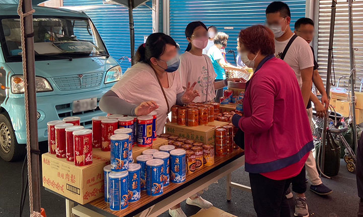 活動結束時，贈送廣達香食品贊助的罐頭為禮品，讓長輩們將溫暖與關愛帶著走。（圖片來源：廣達香食品提供）