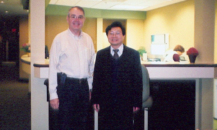 圖說：台北仁濟院林水龍總院長（右）引進第一台乳房專用磁振造影，與發明人Dr.Harms（左）合影。