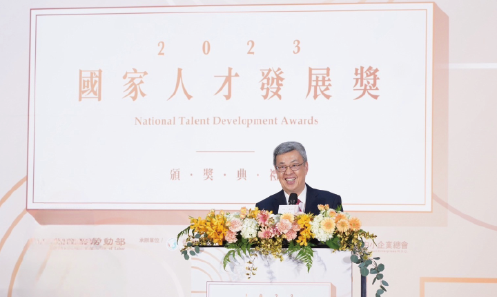行政院長陳建仁親自頒發「國家人才發展獎」，並強調臺灣人才培育在供應鏈中的重要性。圖／勞動部勞動力發展署提供