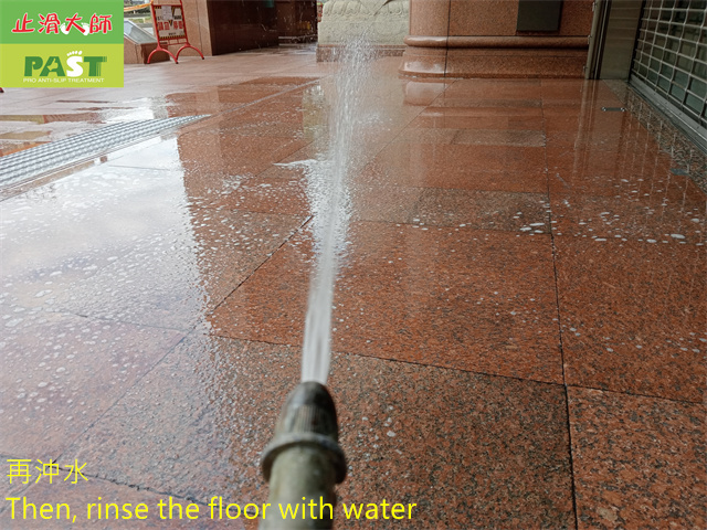 防滑後的地面潮濕有水時止滑效果非常好 增加地面摩擦係數與真空吸盤效應產生止滑效果