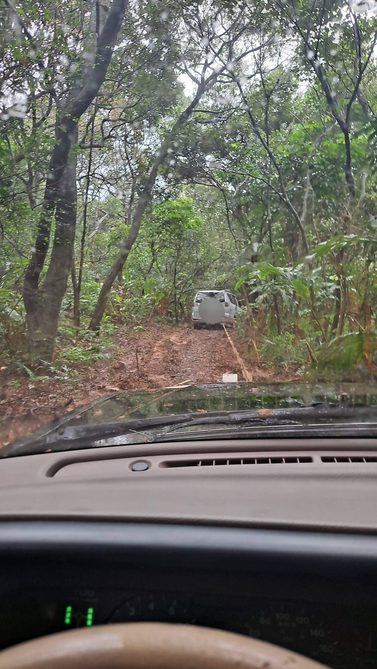 山區產業道路泥土輪胎打滑脫困救援