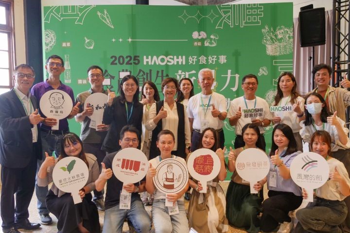 彰化縣長王惠美及好食好事基金會捐助人代表魏應充,蒞臨好食好事第四屆「食農創生計畫」開訓典禮,8組食農創生團隊齊聚彰化高賓閣,正式開啟為期四個月的創生4力培力計畫。圖/好食好事基金會提供