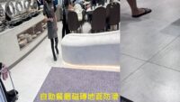 餐廳磁磚地面防滑 走道磁磚止滑、馬賽克磁磚防滑、石英磚透心磚防滑、拋光石英磁磚(玻化磚)防滑、拋光石材止滑防滑、花崗岩防滑(花崗石防滑)、天然石防滑(岩石防滑、小石頭防滑、玉石防滑、鵝卵石止滑、石頭止滑)、抿石防滑、大理石防滑、水泥防滑(粉光水泥止滑、硬化處理水泥止滑)、水磨石止滑(磨石子止滑)等任何地材都能施工。另外還有專門用於金屬、木材、塑膠等地材的防滑塗料