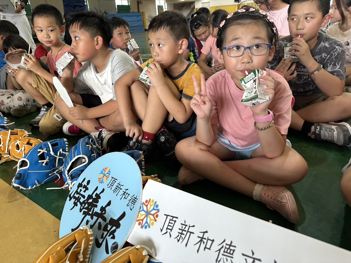 頂新和德文教基金會「接棒未來」棒球公益計畫前進新北市三芝國小,為弱勢孩童舉辦暑期活動。圖/頂新和德文教基金會提供