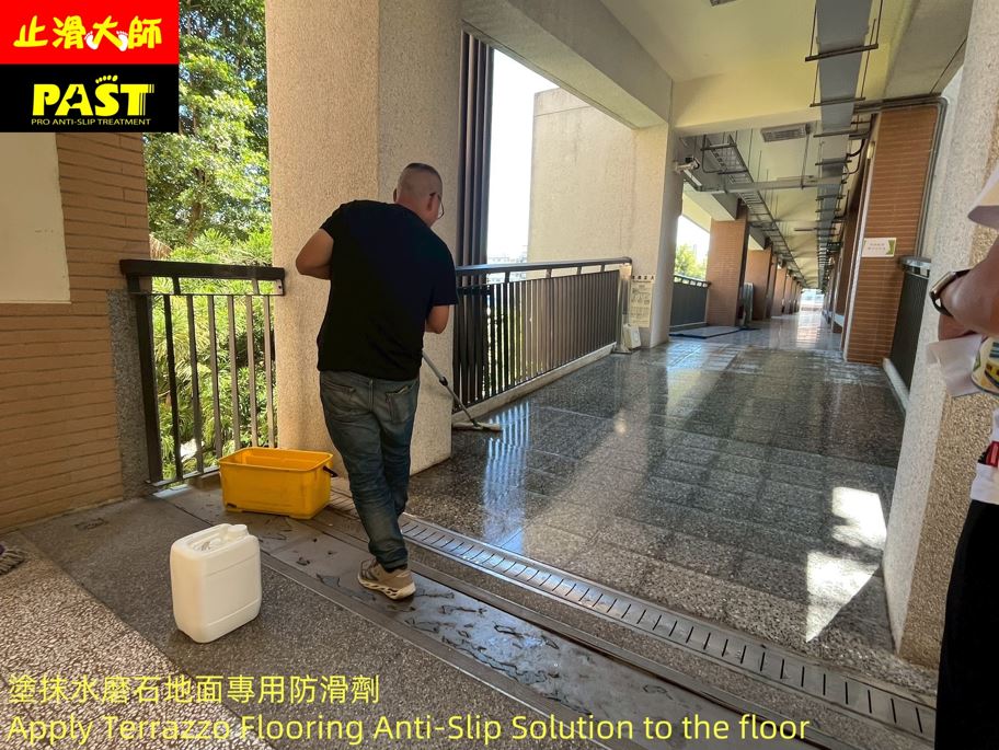 斜坡道止滑 水磨石騎樓止滑 走道防滑 地面濕滑危機 天橋防滑 人行道止滑 校園地面防滑安全 雨天滑倒 教學大樓地板止滑 社區防滑 醫院防滑 院校地板防滑 教室地板止滑  中廊走道防滑 走廊防滑 社區大廳止滑 出入口防滑 無障礙坡道止滑 磨石子止滑 水磨石防滑