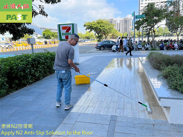 戶外人行道止滑,走道防滑,行人通道防滑,木紋磚防滑,辦公大樓防滑,建築物外圍步道止滑,辦公室防滑,大門入口防滑,磁磚地面止滑,止滑磁磚,居家浴室地板防滑,止滑劑,亮面磁磚防滑,公眾區域地磚防滑,雨天地面濕滑,地磚防滑