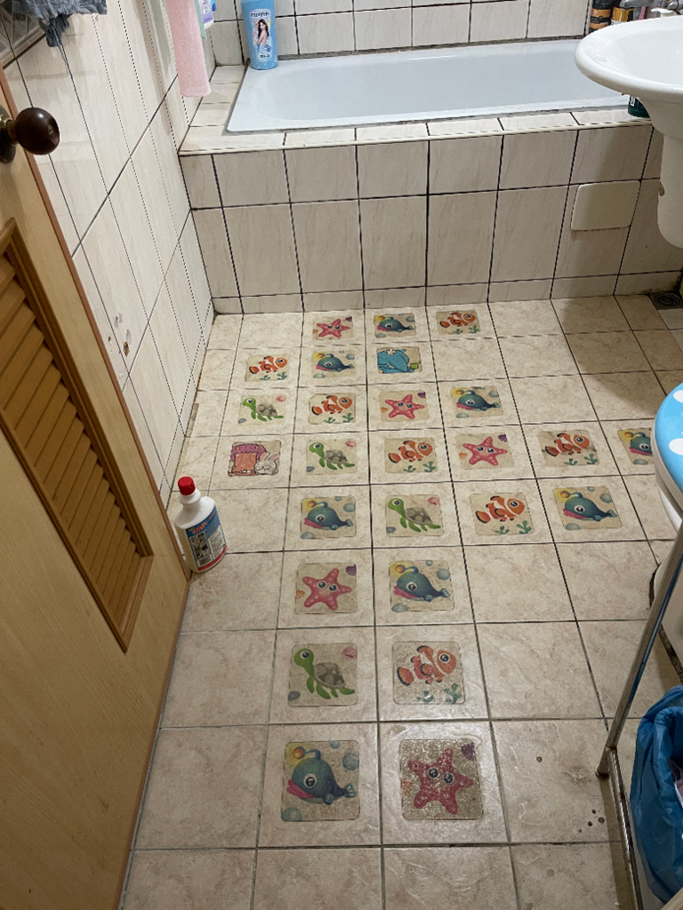 浴室防滑,浴室止滑貼紙,浴室磁磚止滑劑,防滑貼片,浴廁地板防滑,室內防滑,淋浴間止滑,住家浴室防滑,居家防滑,長輩浴室止滑,長照浴室防滑,浴室地板溼滑,老人浴室廁所滑倒,取代傳統止滑貼,防滑首選,防滑推薦,透明止滑劑,塗抹防滑劑,最簡單的防滑方法